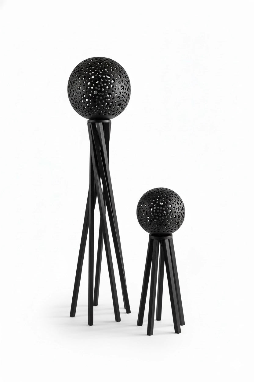 Ursa Major i Ursa Minor — ceramiczne lampy ażurowe w czarnym szkliwie na drewnianych nogach, packshot