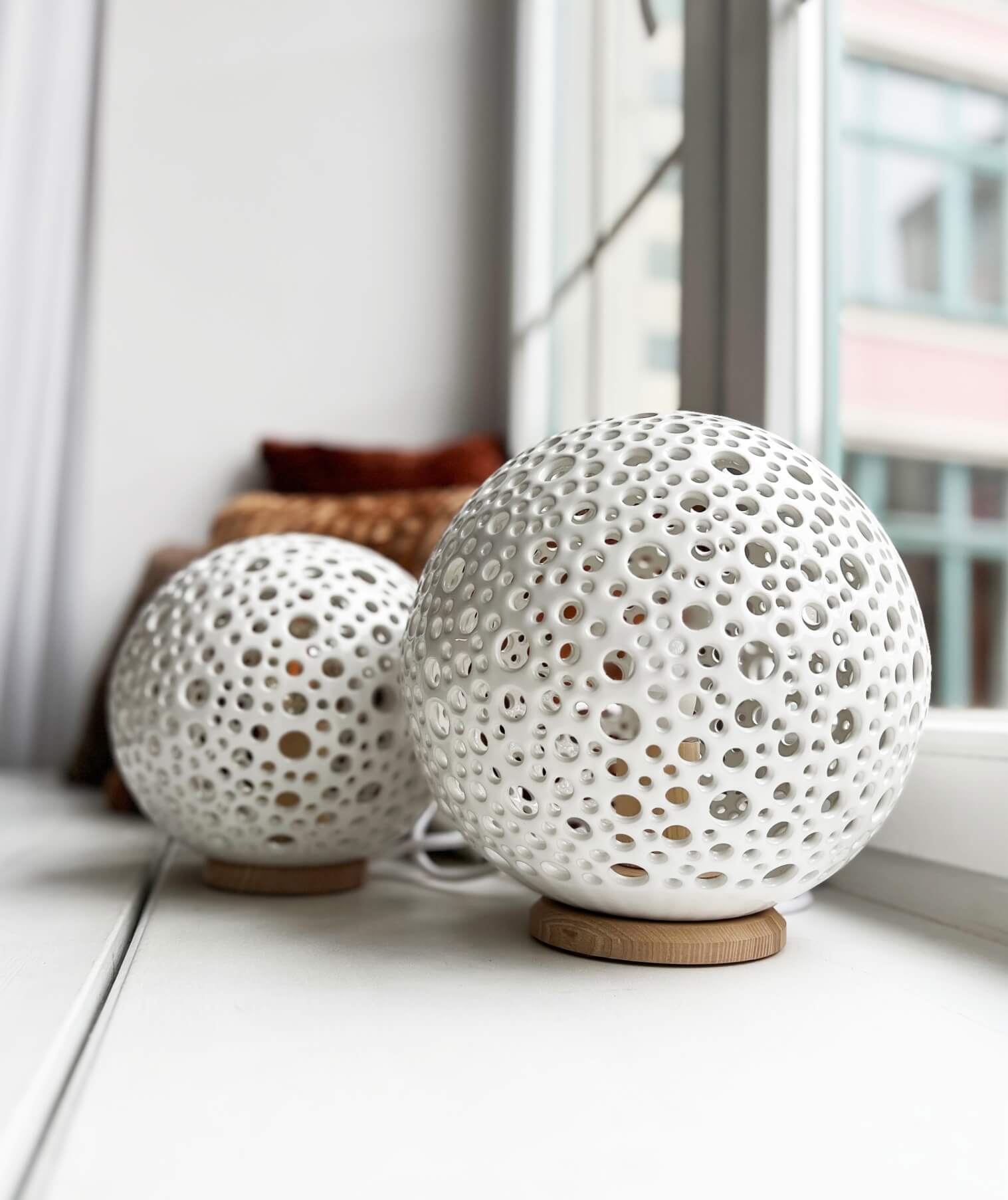 Lampa MOON Shine z podstawą - widok z boku