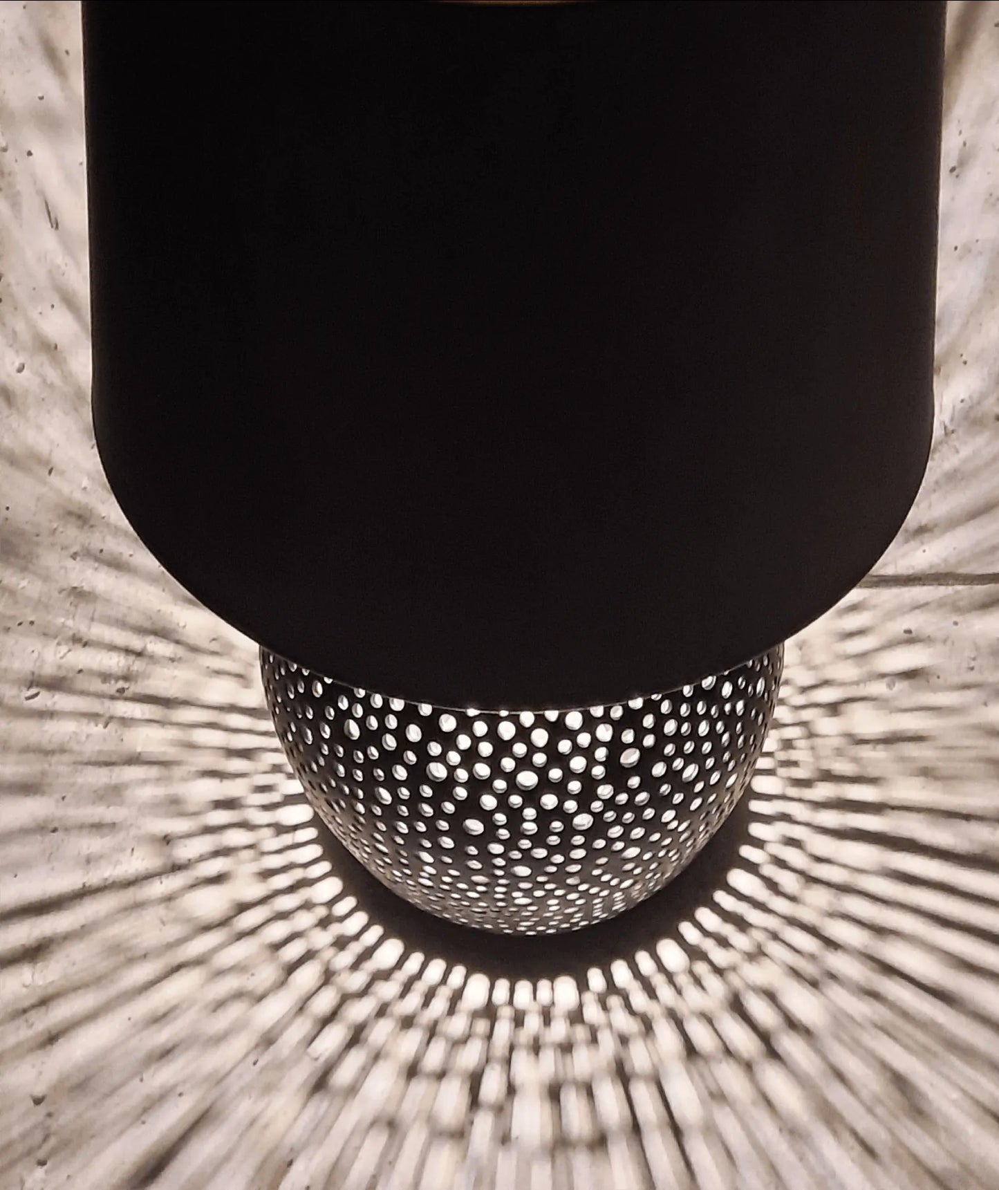 Lampa z abażurem - Orion Art - w użyciu