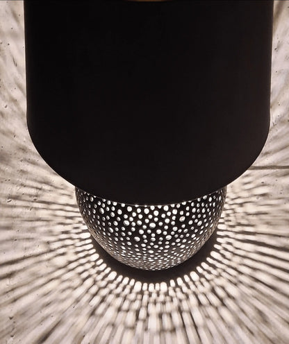 Lampa z abażurem - Orion Art - w użyciu