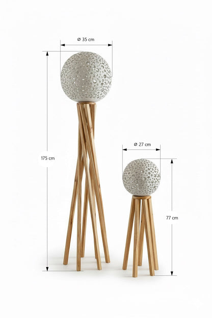 Wymiary lamp Ursa: Major 175 cm wysokości, kula 35 cm średnicy; Minor 77 cm wysokości, kula 27 cm średnicy